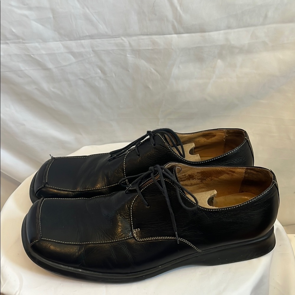 Steve Madden Black Leather Oxfords with Split Toe Design
